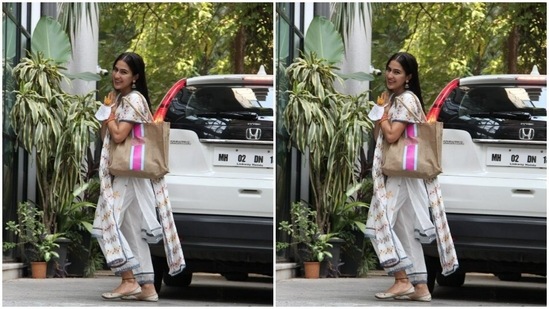 Sara left her tresses open as she made her way to her car.(HT Photos/Varinder Chawla)