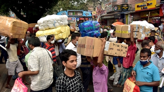 People going ahead with their daily chore with scant regard to social distancing norms at the wholesale market in Kolkata on Monday. (ANI Photo) People going ahead with their daily chore with scant regard to social distancing norms at the wholesale market in Kolkata on Monday. (ANI Photo)