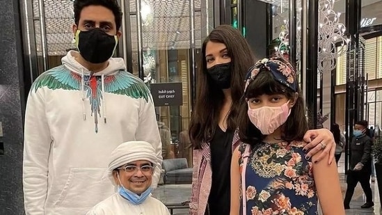 Abhishek Bachchan, Aishwarya Rai and Aaradhya pose with a fan.&nbsp;