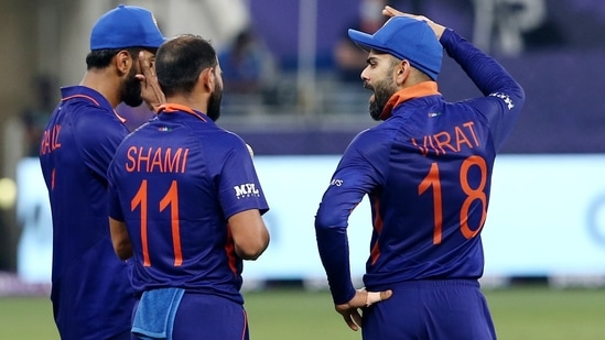 India vs Pakistan - Dubai International Stadium, Dubai India's Virat Kohli speaks to Mohammed Shami and KL Rahul(REUTERS)