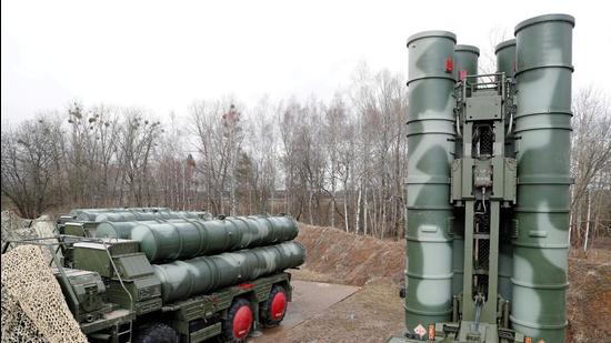 A S-400 ‘Triumph’ surface-to-air missile system after its deployment at a military base outside the town of Gvardeysk near Kaliningrad, Russia. A bipartisan pair of US senators urged the Joe Biden administration to waive possible CAATSA curbs against India for its proposed purchase of Russian S-400 systems. (REUTERS)