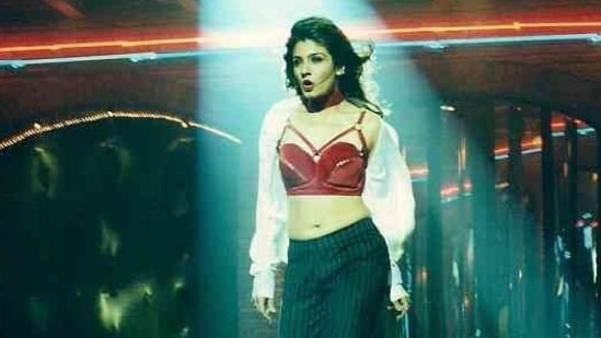 Raveena Tandon won a lot of praise for her performance in the Rakeysh Omprakash Mehra, Aks. Her dance number Ye Raat from the film was one of her biggest hit songs. 