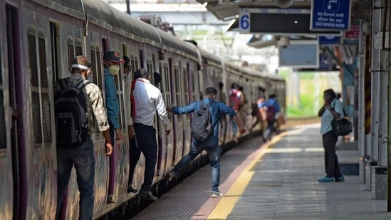 Mumbai local train: Full vaccination mandatory to travel in suburban service. (HT PHOTO) Mumbai local train: Full vaccination mandatory to travel in suburban service. (HT PHOTO)