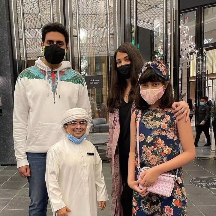 Abhishek Bachchan, Aishwarya Rai and Aaradhya pose with a fan.&nbsp;