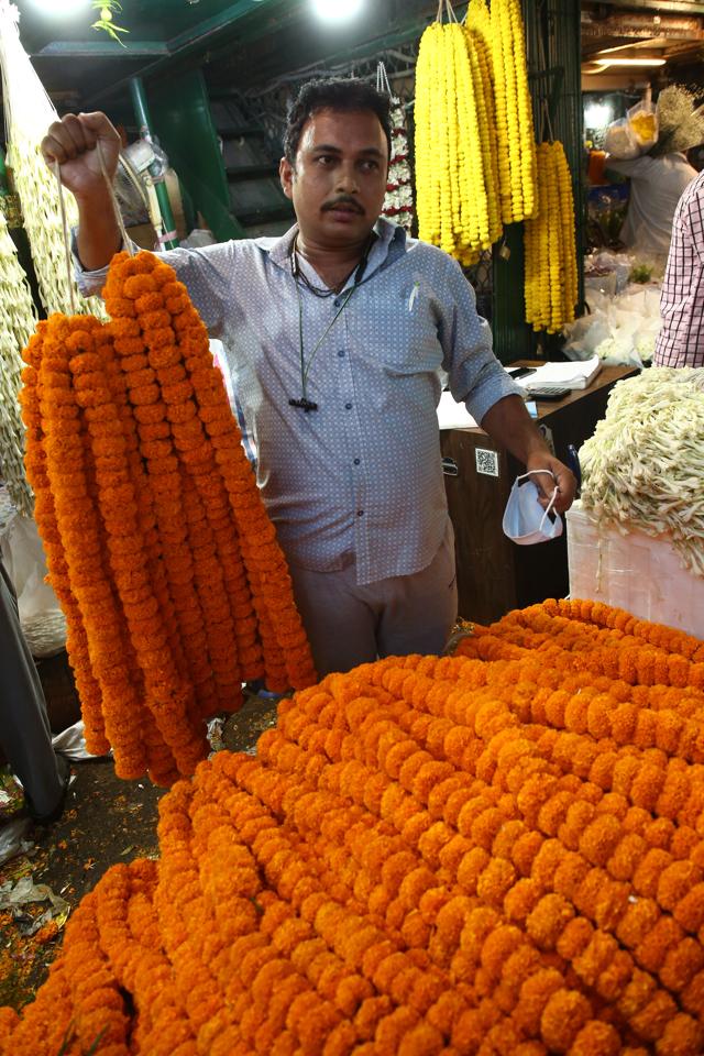 From event managers to small-scale vendors, buyers for all purposes line up here for fresh and fragrant flowers such as marigold that is sold loose as well as in strings. (Photo: Raajessh Kashyap/HT) From event managers to small-scale vendors, buyers for all purposes line up here for fresh and fragrant flowers such as marigold that is sold loose as well as in strings. (Photo: Raajessh Kashyap/HT)