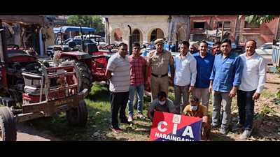 The accused (sitting) and seized vehicles in the Ambala police custody on Wednesday. (HT photo)