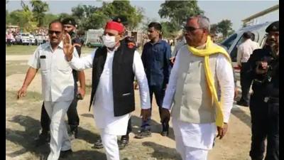 SP chief Akhilesh Yadav and SBSP head Om Prakash Rajbhar head towards the rally ground on Wednesday. (HT Photo) SP chief Akhilesh Yadav and SBSP head Om Prakash Rajbhar head towards the rally ground on Wednesday. (HT Photo)