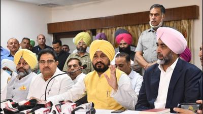 Punjab chief minister Charanjit Singh Channi (centre) addressing a press conference after the cabinet meeting in Ludhiana on Wednesday. Deputy chief minister OP Soni (left) and state finance minister Manpreet Singh Badal were also present. (Gurpreet Singh/HT) Punjab chief minister Charanjit Singh Channi (centre) addressing a press conference after the cabinet meeting in Ludhiana on Wednesday. Deputy chief minister OP Soni (left) and state finance minister Manpreet Singh Badal were also present. (Gurpreet Singh/HT)