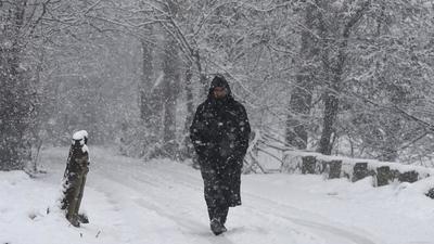 Rajouri senior superintendent of police Sheema Nabi Qasba has appealed people not to venture to snowbound areas and only use tracks that are safe in winter. The villagers had lost their way in the snow in the upper reaches of Rajouri but had been found in south Kashmir’s Shopian district. (Representative Image/HT File)