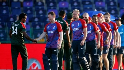 Cricket - ICC Men's T20 World Cup 2021 - Super 12 - Group 1 - England v Bangladesh - Zayed Cricket Stadium, Abu Dhabi, United Arab Emirates - October 27, 2021 England's Eoin Morgan and teammates celebrate after the match as they shake hands with Bangladesh players REUTERS/Hamad I Mohammed (REUTERS)