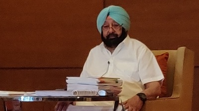 Former Punjab CM Amarinder SIngh addressing a press conference in Chandigarh on Wednesday. (HT Photo) Former Punjab CM Amarinder SIngh addressing a press conference in Chandigarh on Wednesday. (HT Photo)