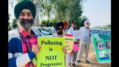Members of various NGOs staging a peaceful protest against the proposed project of setting up an industrial park near Mattewara forests by holding placards on the route taken by Punjab chief minister Charanjit Channi during his visit to Ludhiana on Wednesday. (HT Photo)