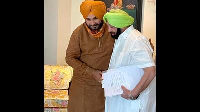 Days before Capt Amarinder Singh stepped down as chief minister of Punjab on September 18, state Congress chief Navjot Singh Sidhu meeting him in Chandigarh for the implementation of the 18-point agenda. (HT file photo) Days before Capt Amarinder Singh stepped down as chief minister of Punjab on September 18, state Congress chief Navjot Singh Sidhu meeting him in Chandigarh for the implementation of the 18-point agenda. (HT file photo)