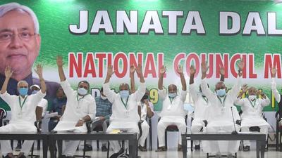 Janata Dal (United) on Wednesday dismissed suggestions that the campaigning by Rashtriya Janata Dal (RJD) chief Lalu Prasad could damage its winning prospects in Kusheshwar Asthan and Tarapur assembly seats. (HT PHOTO.) Janata Dal (United) on Wednesday dismissed suggestions that the campaigning by Rashtriya Janata Dal (RJD) chief Lalu Prasad could damage its winning prospects in Kusheshwar Asthan and Tarapur assembly seats. (HT PHOTO.)