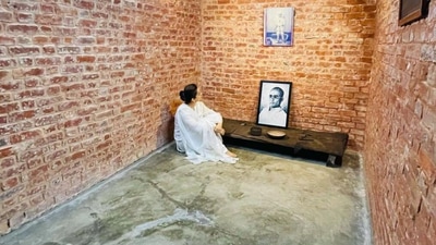 Kangana Ranaut paid a tribute to Veer Savarkar in his cell. Kangana Ranaut paid a tribute to Veer Savarkar in his cell.