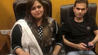 Yasmeen Wankhede with Sameer Wankhede. (Photo: Instagram)
