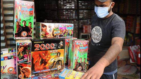 In 2020, the Calcutta High Court had banned the use and sale of firecrackers on Kali Puja to curb pollution amid the Covid-19 pandemic. The state government too had appealed to the people to avoid bursting firecrackers during Kali Puja and Diwali in order to check air pollution. (HT PHOTO.)