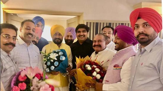 Members of Punjab Colonisers and Property Dealers’ Association greeting CM Charanjit Singh Channi at Park Plaza in Ludhiana on Wednesday. (HT Photo)