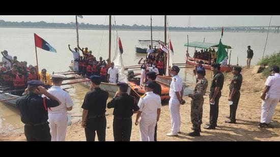 NCC cadets and their support team being received at Saraswati Ghat in Prayagraj after completing the expedition on Wednesday. (ht photo)