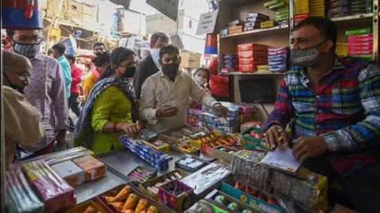 The campaign involves reaching out to resident welfare associations and market associations to discourage firecracker bursting this Diwali. (Amal KS/HT PHOTO) The campaign involves reaching out to resident welfare associations and market associations to discourage firecracker bursting this Diwali. (Amal KS/HT PHOTO)