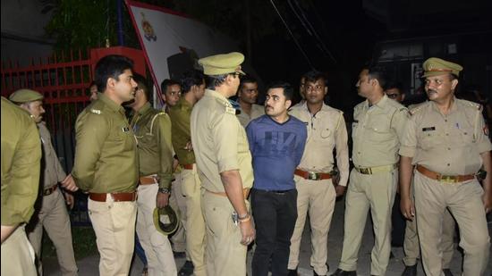 Police personnel deployed amid rumours of Kiran Gosavi’s surrender in connection to the Mumbai cruise ship drug case, at Mandiaon police station, in Lucknow, Uttar Pradesh, on October 25. (HT)