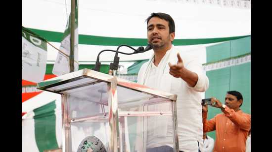 RLD chief Jayant Chaudhary addressing a public meeting in Agra on Wednesday. (HT photo)