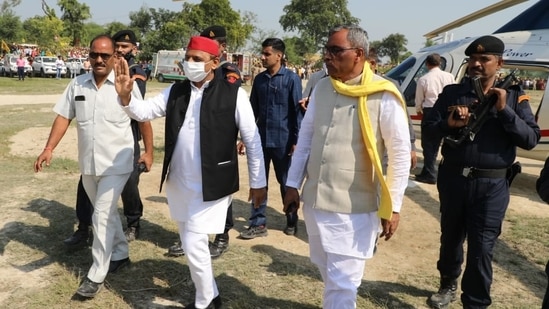 SP chief Akhilesh Yadav and SBSP head Om Prakash Rajbhar head towards the rally ground on Wednesday. (Deepak Gupta/HT Photo)