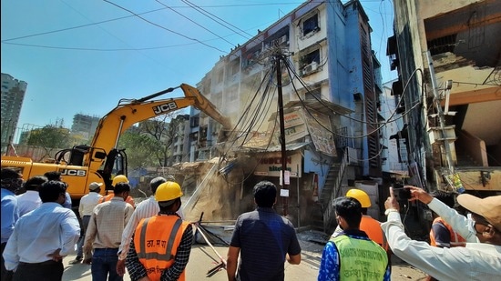 Thane Municipal Corporation officials carry out demolition of illegal buildings in Diva on Wednesday. (PRAFUL GANGURDE/HT PHOTO)
