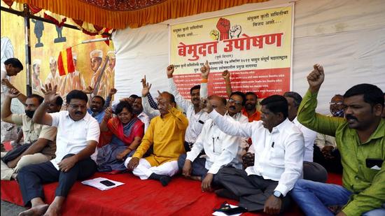 MSRTC workers begin hunger strike at Swargate in Pune, on Wednesday. (RAHUL RAUT/HT)