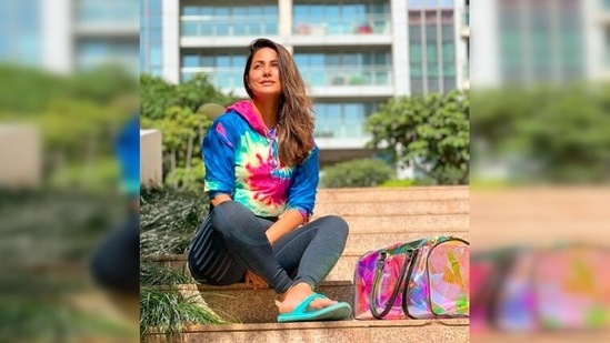 Hina Khan takes a break after her workout session and sits outdoors soaking in the fall-winter sun.(Instagram/@realhinakhan)