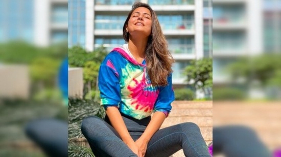 Hina Khan flaunts her post-workout glowing, healthy skin as she sits out in the sun.(Instagram/@realhinakhan)