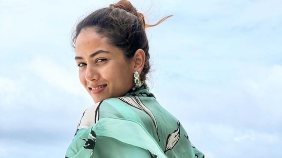 Mira Rajput's co-ord shirt and shorts worth <span class='webrupee'>₹</span>16k prove she is still in beach mode, see pics
