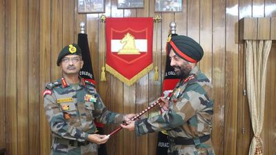 Lt Gen Manjinder Singh (right) taking over the charge of White Knight Corps, also called 16 Corps, from Lt Gen Suchindra Kumar on Thursday. (HT PHOTO)