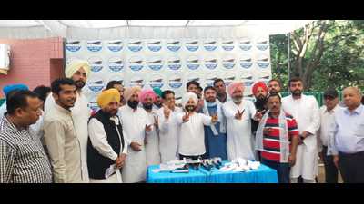 AAP Punjab affairs in-charge Jarnail Singh inducting Prashar into the party fold in Chandigarh on Wednesday. (HT photo)