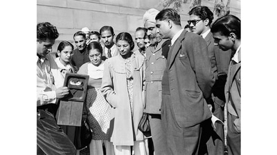 A demonstration on “How to close and seal a ballot box” being given to a batch of government officers in training of acting as polling officers in the general election in January 1952. (Courtesy Photo Division, PIB)