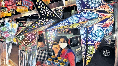 With Diwali just a few days away, colourful lanterns and stars are up for sale at Sane Guruji nagar, Sadashiv peth. After Covid-19 forced a two-year break, Pune’s 24-year-old “Diwali pahat” tradition will be back this year, albeit with 50% attendance. (HT) With Diwali just a few days away, colourful lanterns and stars are up for sale at Sane Guruji nagar, Sadashiv peth. After Covid-19 forced a two-year break, Pune’s 24-year-old “Diwali pahat” tradition will be back this year, albeit with 50% attendance. (HT)