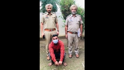 The Bihar man nabbed for drug peddling in custody of Ludhiana police on Friday. (HT)