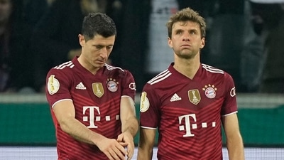 Bayern's Robert Lewandowski, left, and Bayern's Thomas Mueller reacts during the German Soccer Cup match between Borussia Moenchengladbach and Bayern Munich at the Borussia Park in Moenchengladbach, Germany, (AP) Bayern's Robert Lewandowski, left, and Bayern's Thomas Mueller reacts during the German Soccer Cup match between Borussia Moenchengladbach and Bayern Munich at the Borussia Park in Moenchengladbach, Germany, (AP)