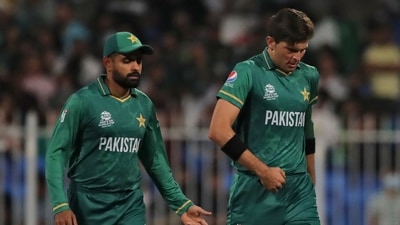 Pakistan's Shaheen Afridi, right, listen to captain Babar Azam (AP)