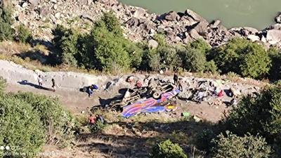 Locals, police, paramilitary and army personnel rushed to the spot and launched a rescue operation. (HT Photo) Locals, police, paramilitary and army personnel rushed to the spot and launched a rescue operation. (HT Photo)