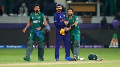 Team India skipper Virat Kohli shares a hug with Pakistan wicketkeeper-batter Mohammad Rizwan. (AP) Team India skipper Virat Kohli shares a hug with Pakistan wicketkeeper-batter Mohammad Rizwan. (AP)