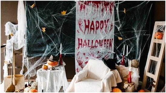 However, now Halloween is mostly celebrated for the creative costumes and the amazing candies that are stocked up by children. Another way of looking forward to Halloween is to give your home the look that you always thought of – being creative and going the extra mile to give the spooky vibe to every corner of the house. Why not start with a few white sheets to cover the furniture, and white Halloween in red paint on a white sheet to make it look like dripping blood.(https://unsplash.com/)