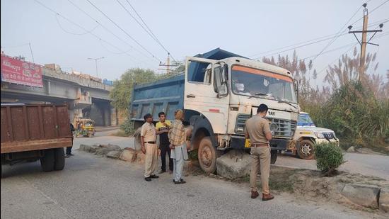 Three women farmers were killed and two others were seriously injured when a speeding truck hit the road divider on which they were sitting near Jhajjar flyover in Bahadurgarh on Thursday morning. (Manoj Dhaka/HT)