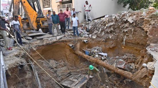 Two of the road cave-in incidents have been reported outside the old residence of Ludhiana mayor Balkar Sandhu. (Gurpreet Singh/HT) Two of the road cave-in incidents have been reported outside the old residence of Ludhiana mayor Balkar Sandhu. (Gurpreet Singh/HT)