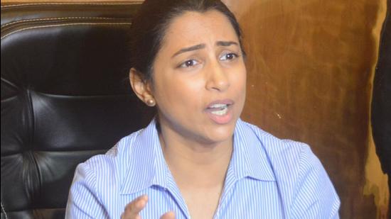 Actress Kranti Redkar, wife of Sameer Wankhede, at a press conference in Mumbai on Tuesday. She wrote a letter to Maharashtra CM Uddhav Thackeray, seeking his help. (HT PHOTO)