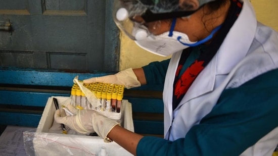 A health worker collects samples during the previous sero survey in the Capital. (Sanchit Khanna/HT PHOTO) A health worker collects samples during the previous sero survey in the Capital. (Sanchit Khanna/HT PHOTO)
