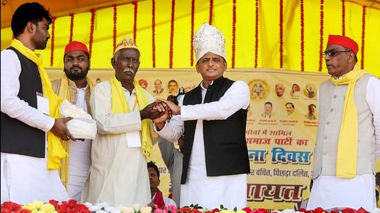 Samajwadi Party president Akhilesh Yadav with Suheldev Bharatiya Samaj Party President Om Prakash Rajbhar and other leaders during 'Bhagidari Mahapanchayat', at Mau. (PTI)