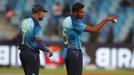 Sri Lanka's captain Dasun Shanaka talks to captain Dasun Shanaka before bowling during the Cricket Twenty20 World Cup match between Australia and Sri Lanka in Dubai, UAE, Thursday, Oct. 28, 2021. (AP Photo/Aijaz Rahi)(AP)