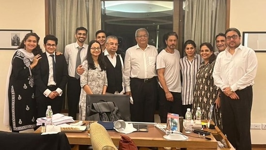 Shah Rukh Khan poses with the team of lawyers who fought for Aryan Khan in the drugs-on-cruise case. &nbsp;(Photo: Livelaw Twitter)