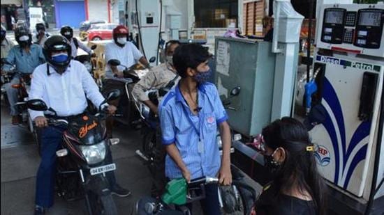 A petrol pump in Thane. Petrol and diesel prices in Mumbai reached record highs on Thursday. (HT Photo/File)